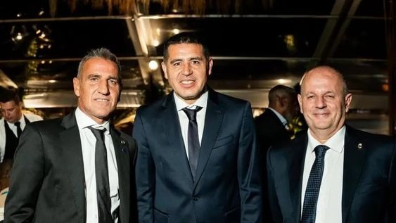 Juan Román Riquelme junto a Cascini y Rosica en Paraguay. El mundo Boca está muy tensionado.&nbsp;