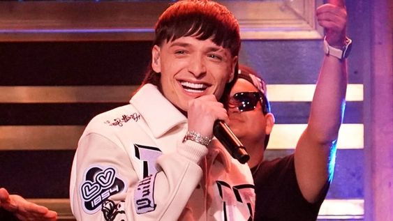 Quién es Peso Pluma, el cantante mexicano del hit viral “Ella baila sola” que es furor en TikTok