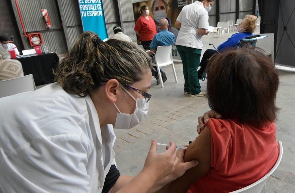 La mujer de 66 años se inoculó contra el coronavirus, a pesar de no tener turno y se lo contó a sus amigas por WhatsApp. Foto: Imagen ilustrativa / Orlando Pelichotti.