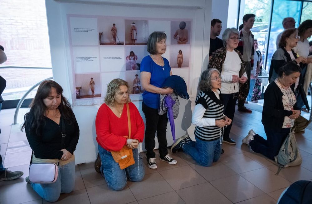 Un grupo de unas 60 personas ingresó al rectorado de la UNCuyo para protestar por la muestra de obras de arte 8M - Manifiestas Visuales que habían sido cuestionadas por la iglesia, luego de rezar comenzaron a romper las obras que estaban expuestas en conmemoración del día de la mujer.   Foto: Ignacio Blanco / Los Andes