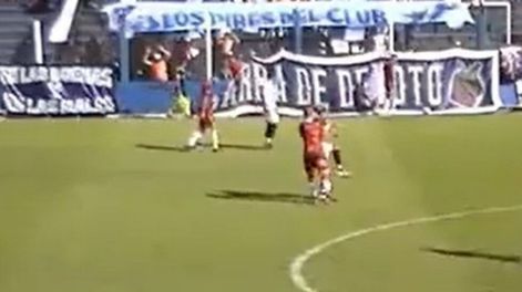 Pizarro agredió a Sánchez y dejó con uno menos a Sportivo Italiano en el empate 1-1 como visitante frente a Lamadrid. La piña recordó lo sucedido en aquel Flamengo-Vélez de 1995. / Gentileza.