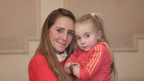 Los Andes | Juanita de 4 añitos ,padece de la enfermedad de agenesia de radio y mano bot, no tiene los huesos radiales en ambos brazos y tampoco los dedos pulgares y su mamá Ruth Dávila realiza colectas y campaña para poder realizarle la cirugíaJuanita con su mamá R