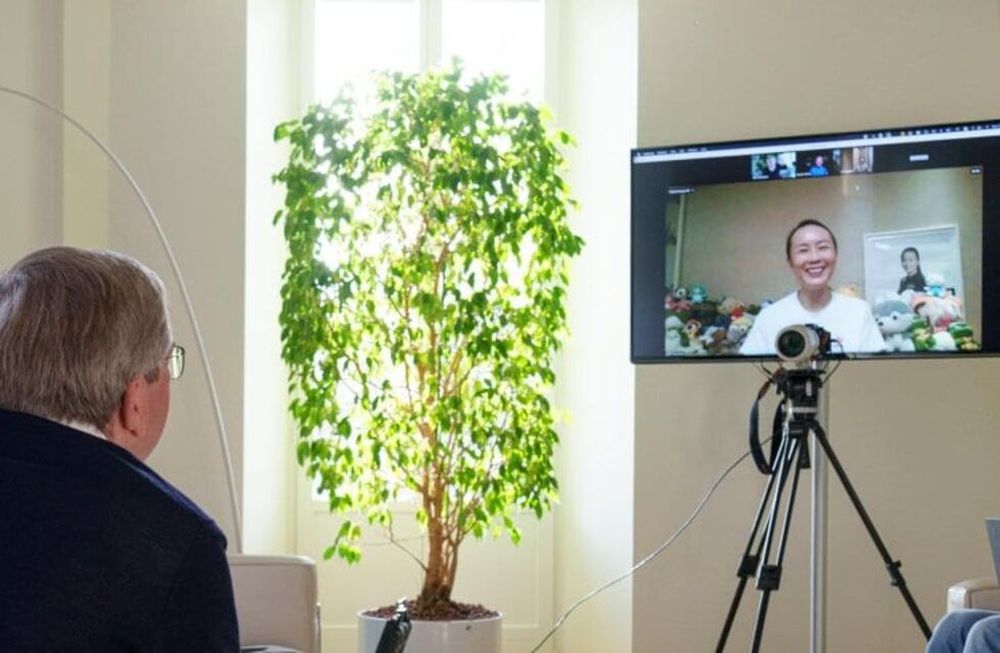 Thomas Bach dialogó mediante una videollamada con la tenista china, quien aseguró que se encuentra bien y que le gustaría que se respete su privacidad. / Gentileza.