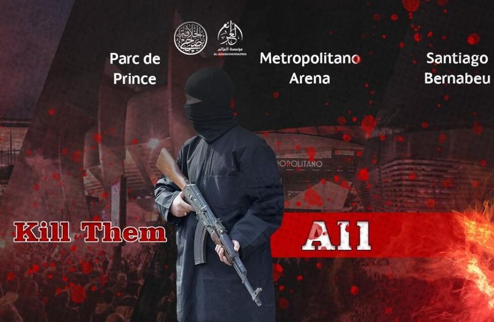 Alarma en Europa por amenazas de Estado Islámico de atacar durante los partidos de la Champions League. En la imagen, un miliciano con una pantalla de fondo donde se leen los nombres de los estadios y debajo, en rojo, la leyenda Mátenlos a todos.