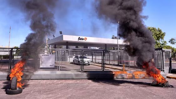 Trabajadores protestando en la fábrica de Fate, en San Fernando, tras el anuncio de cierre y despidos masivos.