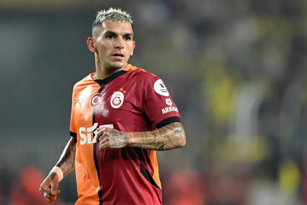 Lucas Torreira está atento con los movimientos de este mercado de pases.