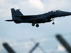 Un avión de combate F-15E de la Fuerza Aérea de Estados Unidos despegando Un avión de combate F-15E de la Fuerza Aérea de Estados Unidos despegando