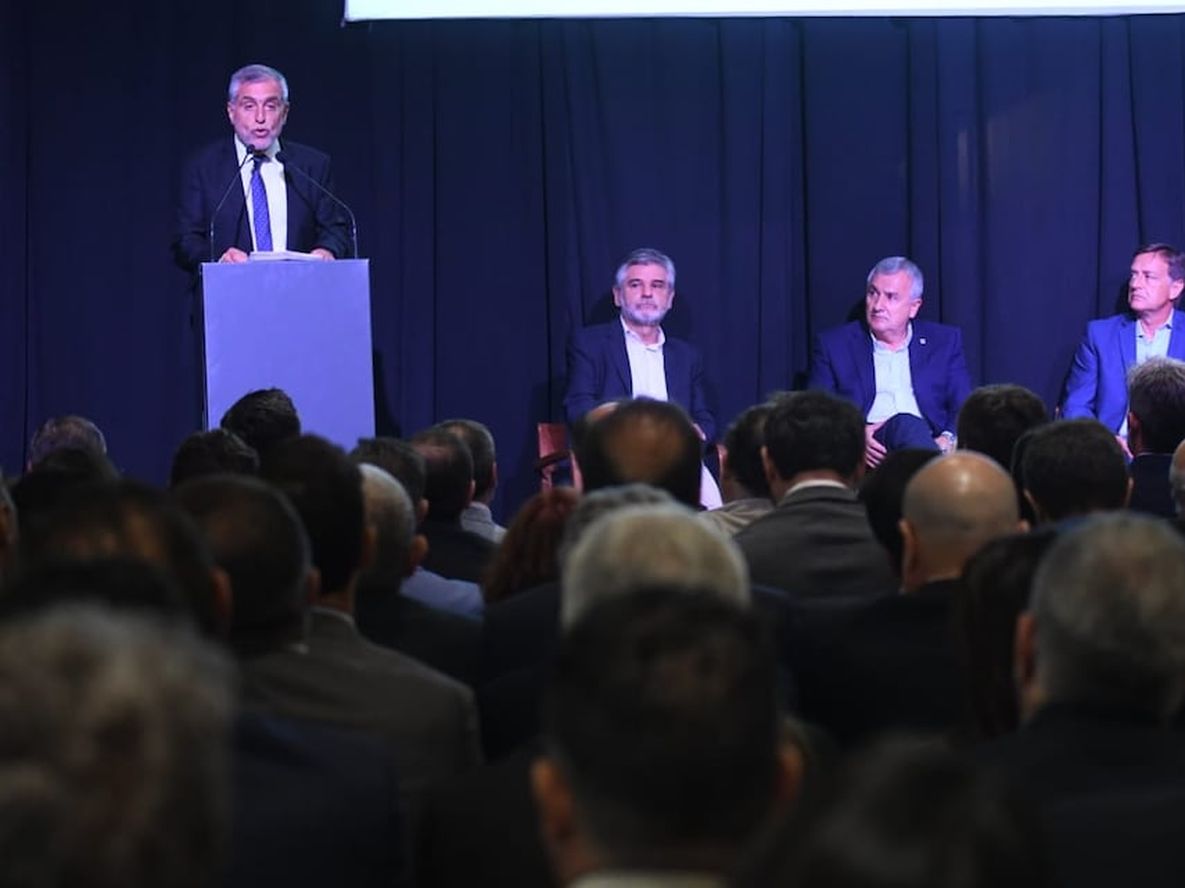 José Zuccardi en el Desayuno de la Coviar, junto a Daniel Filmus, Julián Domínguez y Rodolfo Suárez.