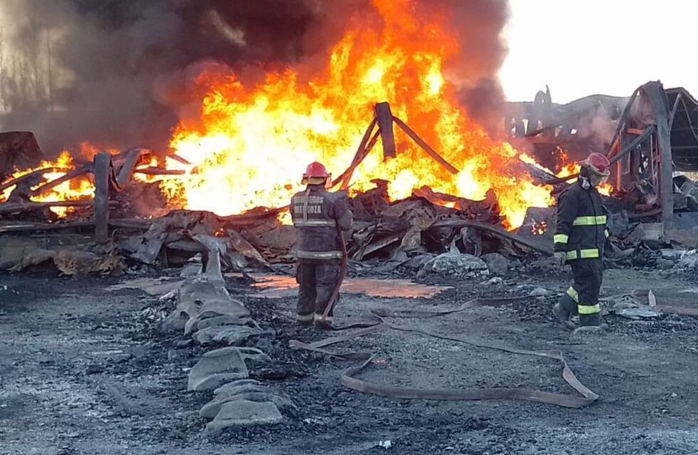 Bomberos continúan trabajando en la fábrica de plástico incendiada en San Rafael.