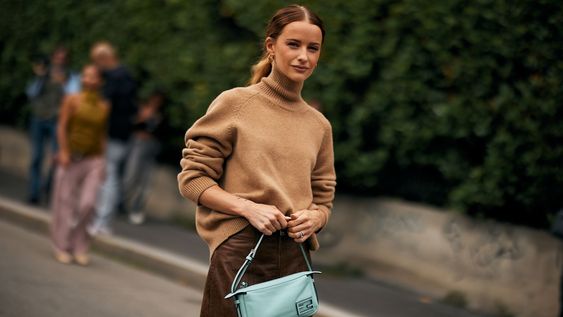 las faldas tubo de los anos 90 estan de vuelta y se combinan con sweaters finos y botas altas