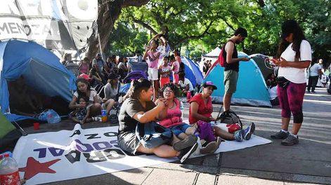 Acampe de integrantes del Polo Obrero en plaza Independencia de Ciudad, en reclamo por la quita de programasFoto: José Gutierrez / Los Andes