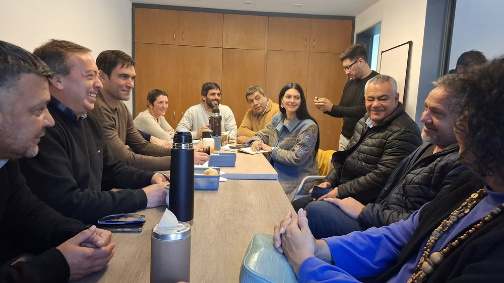 El diputado nacional, Martín Aveiro, junto a los intendentes Emir Andraos (Tunuyán), Flor Destéfanis (Santa Rosa) y Edgardo González (Lavalle) con dirigentes gremiales en la 
