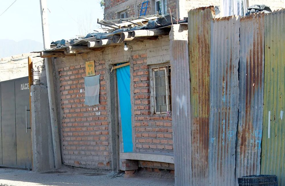 La víctima había invitado a una joven a tomar alcohol en su casa en el barrio Álvarez Condarco. Fue atacado en la vereda. | Foto: Orlando Pelichotti / Los Andes