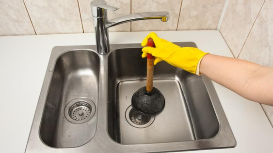 Barato y fácil de conseguir: este elemento que tenés en casa es ideal para destapar cañerías.