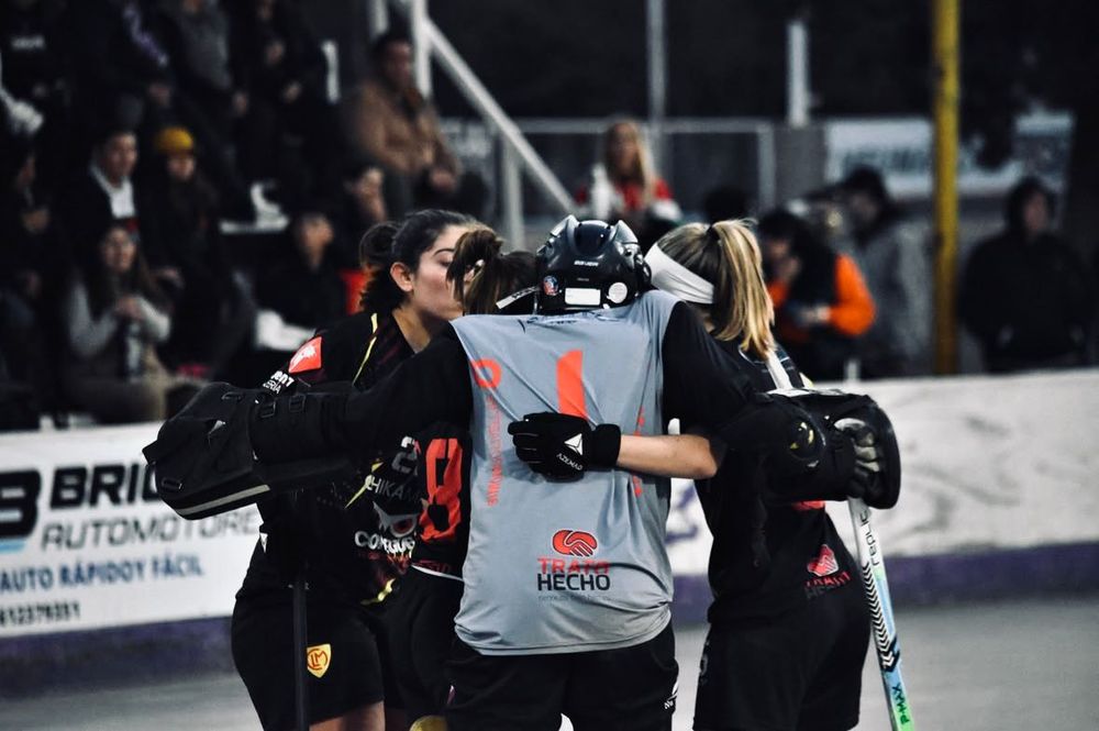 Hockey Patín. Un gran abrazo, que refleja la unión del equipo, los hinchas, familia y el club