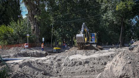 Colector cloacal Tirasso: habilitan cruce transitorio para liberar la circulación en Tirasso y Profesor Mathus