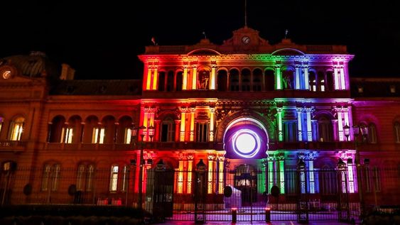 La Casa Rosada se iluminó con los colores de la bandera LGBTQI+ por el décimo aniversario de la aprobación de la Ley del Matrimonio Igualitario.