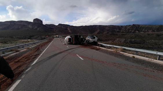 Cortaron preventivamente la Ruta 40 por el vuelco de un camión cisterna.