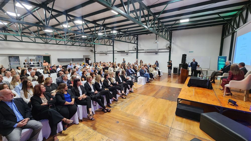 Gran número de público acompañó al doctor Juan Carlos Videla en la presentación de su libro.