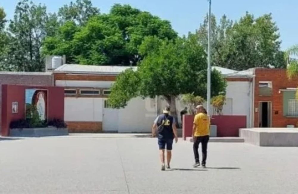 Los voceros indicaron que 500 alumnos se encontraban en el patio abierto del colegio rezando el rosario y que el chico herido se encontraba sentado en un cantero. Gentileza: Clarín.