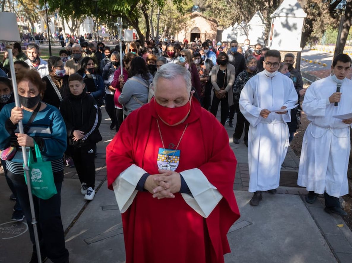 Vuelven los Vía Crucis presenciales al Calvario de MendozaDespués de dos años, los fieles podrán presenciar el Vía Crucis, una de las ceremonias más populares en la que miles de personas salen a las calles para evocar el recorrido de Jesús previo a su muerte.Arzobispo Marcelo ColomboFoto: Ignacio Blanco / Los Andes