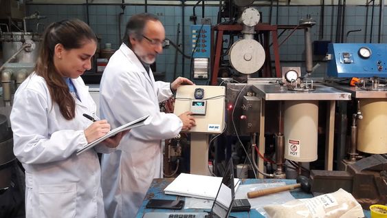 La biomasa aparece como alternativa al uso de combustibles fósiles y en biorefinerías se hacen tratamientos físicos, químicos y biotecnológicos para obtenerla.