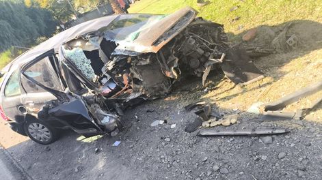 Fuerte accidente en el Acceso Sur: se quedó dormida y colisionó contra un poste de luz.