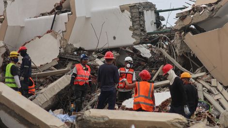 Asciende a más de 4.700 la cifra de muertos tras los terremotos en Venezuela