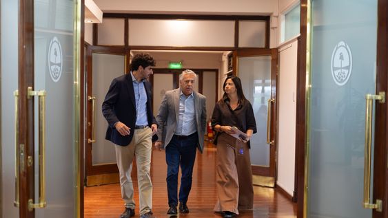El gobernador Alfredo Cornejo, acompañado por el ministro de Gobierno, Natalio Mema, y la subsecretaria de Infraestructura, Marité Badui.&nbsp;