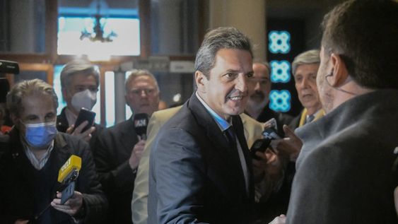 El ministro de Economía partirá este martes hacia Estados Unidos para participar de la Asamblea Anual entre el FMI y el BM. Foto Federico Lopez Claro/Archivo