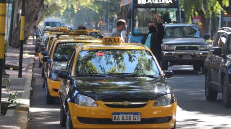 Al escuchar a los “tacheros” fácilmente uno puede imaginar cómo un auto se puede transformar en diferentes escenarios. / Foto: Nicolás Rios / Los Andes