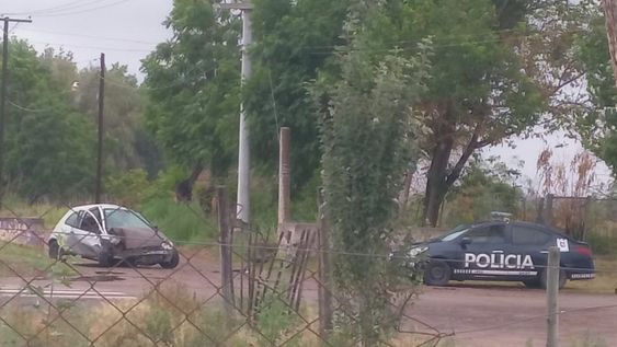 Un policía chocó contra el sifón de un canal de riego y la alcoholemia dio positiva. (Los Andes)