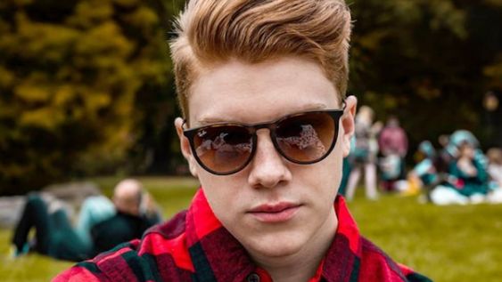 Brandon mostró como ha sido su proceso de recuperación de una doble cirugía cerebral, en una de las cuales le extrajeron parte del cráneo.