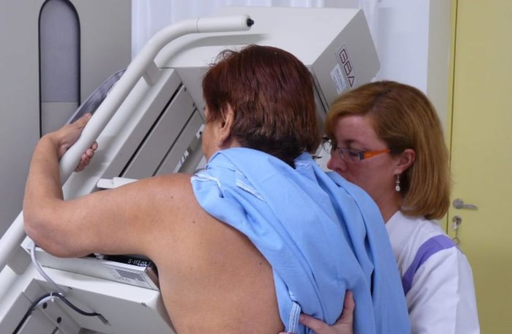 Mamografía, esencial para la detección.