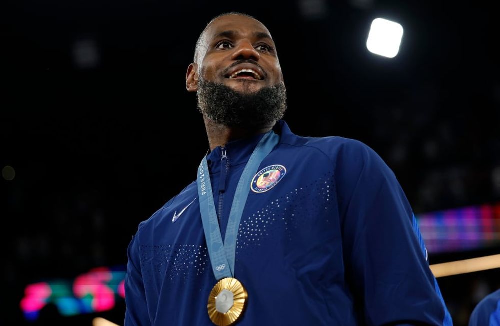 Paris (France), 10/08/2024.- LeBron James of the US looks on following the Mens medal ceremony of the Basketball competitions in the Paris 2024 Olympic Games, at the South Paris Arena in Paris, France, 10 August 2024. (Baloncesto, Francia) EFE/EPA/CAROLINE BREHMAN