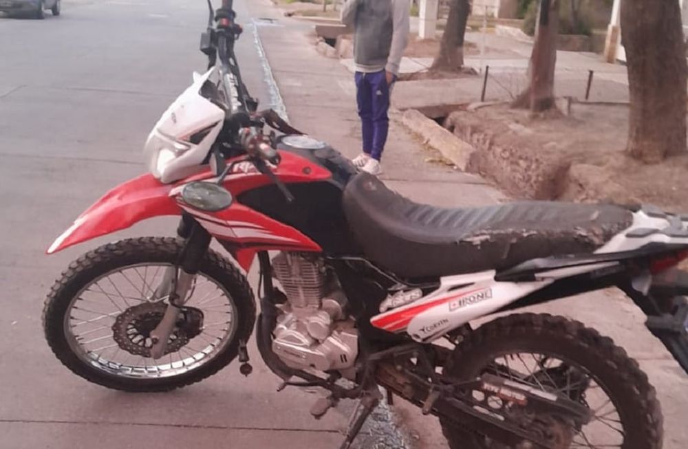 Lo capturaron cuando empujaba la moto que había robado minutos antes en Godoy Cruz. | Foto: Ministerio de Seguridad y Justicia