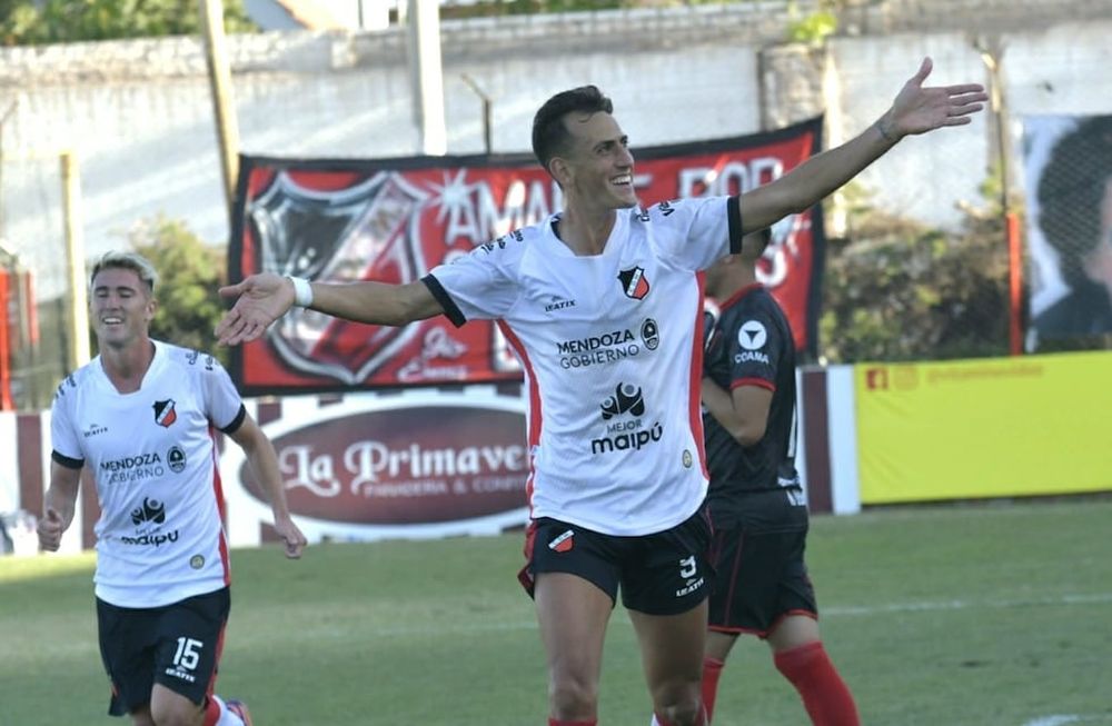 Bruno Nasta anotó los tres goles del Cruzado ante Defensores de Belgrano / Orlando Pelichotti.