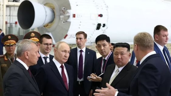 Los líderes de Rusia y Corea del Norte durante la visita al cosmódromo esta mañana en la región siberniana del país.