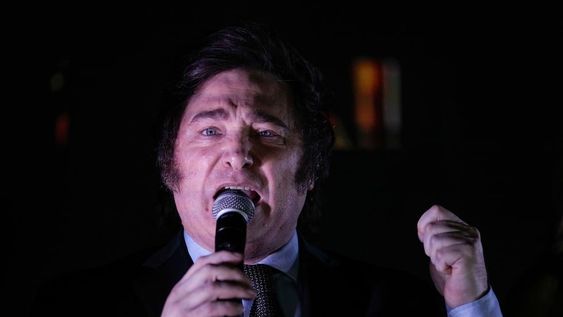 Javier Milei, de La Libertad Avanza, les habla a sus partidarios afuera de su sede de campaña después de ganar la segunda vuelta presidencial en Buenos Aires, Argentina, el domingo 19 de noviembre de 2023. (AP Foto/Rodrigo Abd)