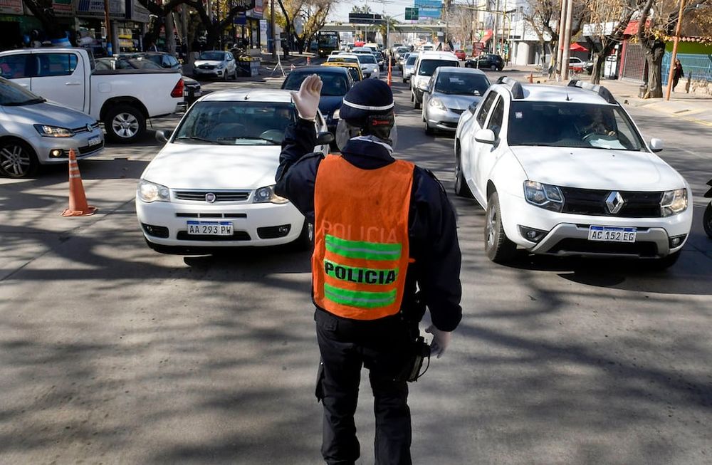 Por su función, los uniformados tienen un alto riesgo de contraer el virus. Luego se expande entre compañeros. Foto: Orlando Pelichotti / Los Andes