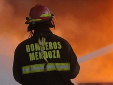 Un incendio registrado durante la madrugada de este martes provocó importantes daños en una vivienda ubicada en el barrio 28 de Julio, en Luján de Cuyo.