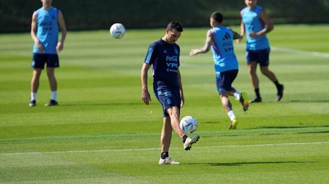 Lionel Scaloni en el entrenamiento de la selección argentina en busca del mejor equipo para ganarle a México.  (AP)
