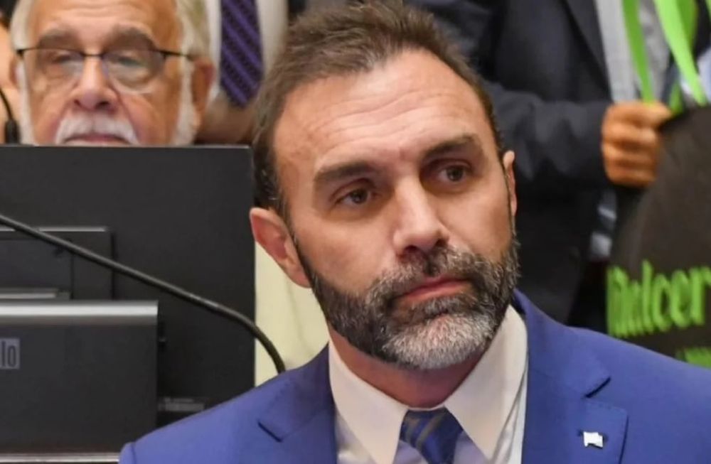 l presidente del bloque libertario en el Senado, Ezequiel Atauche, habló sobre la reciente expulsión del senador Francisco Paoltroni, calificando la situación dentro del bloque de insostenible.