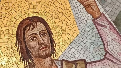 Jesús. Detalle de uno de los mosaicos de Salvino Spinnato. templo San Juan Bosco, en la Ciudad de Mendoza. En el Evangelio de Hoy Jesús dice: Esa pobre viuda ha echado en la alcancía más que todos”