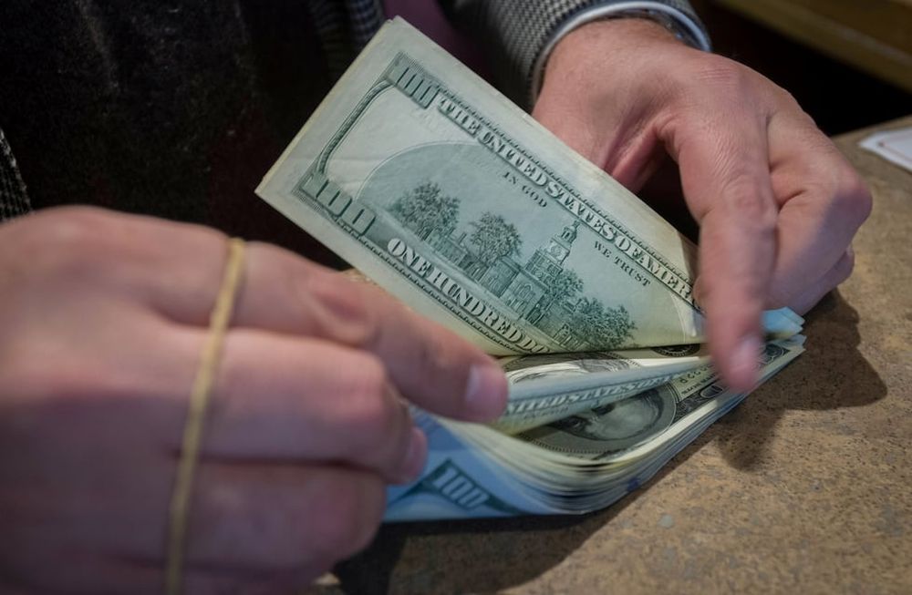 El dólar abre en alza en los mercados paralelos en un día sin bancos, por el DNU con que se instaló el feriado para acompañar la llegada de la Selección Argentina al país.