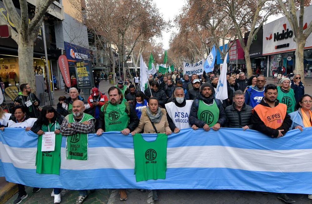 Protesta de ATEATE(Asociación Trabajadores del Estado), realiza una protesta y marchas  tras la detención de Macho por el corte de callesmientras se transitaba un contexto de paritarias. Tras la detención de  Roberto Macho, secretario general de la Asociación de Trabajadores del Estado (ATE) y Adriana Iranzo, secretaria adjunta del gremio, quienes no se habían presentado a declarar esta semana.Foto: Orlando Pelichotti / Los Andes