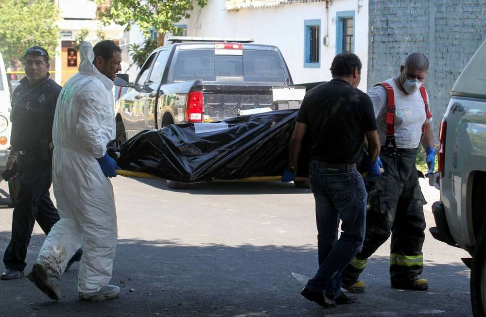Comenzó la remodelación de su casa y encontró una fosa con 10 cadáveres en el patio