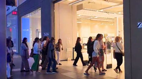 Mendocinos arrasan el local de Zara en el Mall Marina de Chile.