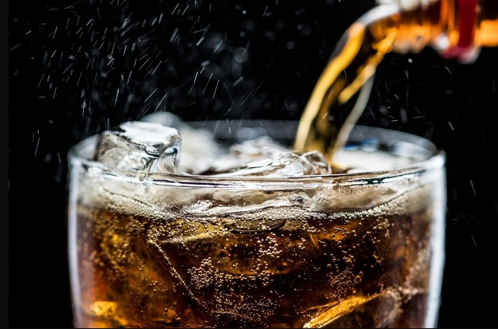 Las bebidas carbonatadas contienen fósforo artificial, un aditivo que puede acumularse en el organismo y dañar progresivamente los riñones