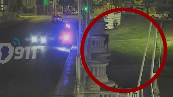 Intentó robar una moto y para escapar se tiró desde un puente al vacío: terminó con lesiones en las piernas.